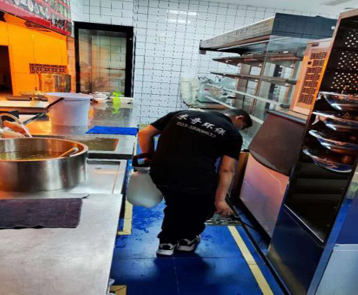 重庆市万州区一餐饮场所施工现场为了保障所有顾客的身体健康，坚决防止和阻断细菌和病毒的传播。2023年7月25日预约了重庆米奇环保科技有限公司对餐厅现场进行全面无死角的除四害消杀服务，并顺利完成任务，且得到用户一致好评。