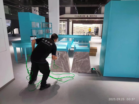 开州地一国际商场为了保障所有顾客的身体健康,坚决防止和阻断细菌和病毒的传播。2023年9月25日预约了重庆米奇环保科技有限公司对现场进行全面无死角的除甲醛服务,并顺利完成任务,且得到用户一致好评。